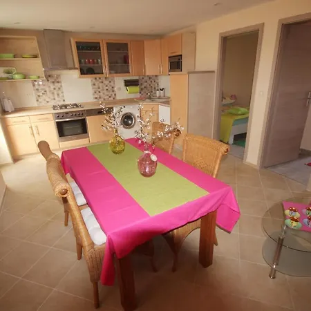 Rustica With 2 Bedrooms Ljubač