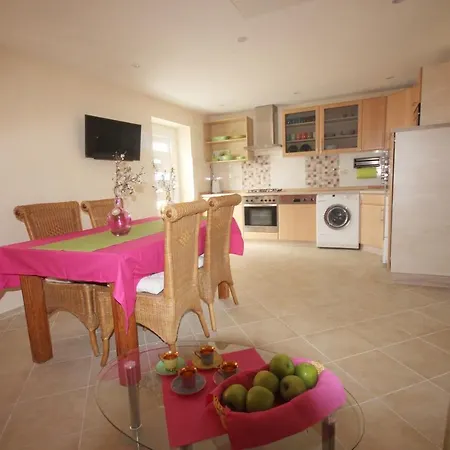 Rustica With 2 Bedrooms Ljubač